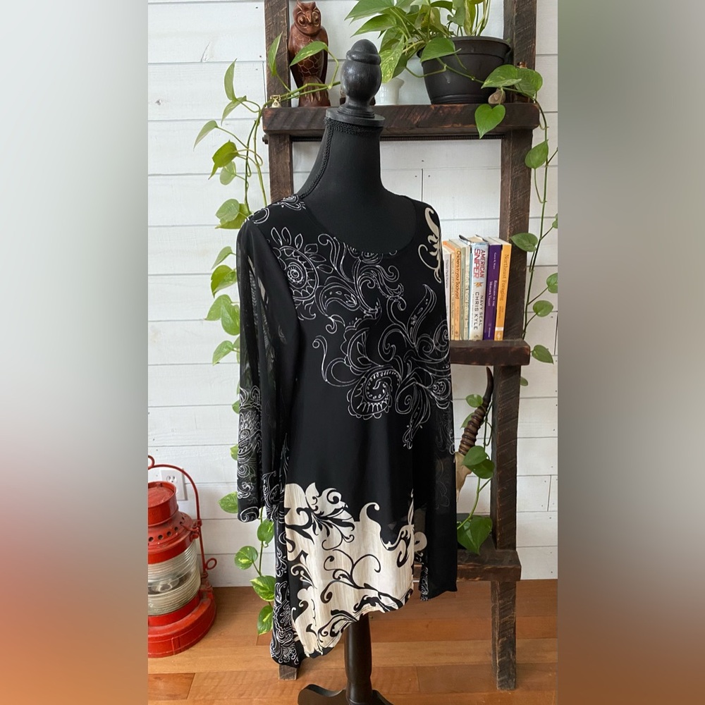 Chico’s Travelers Collection: Black and White Pattern Blouse - Picture 12 of 15